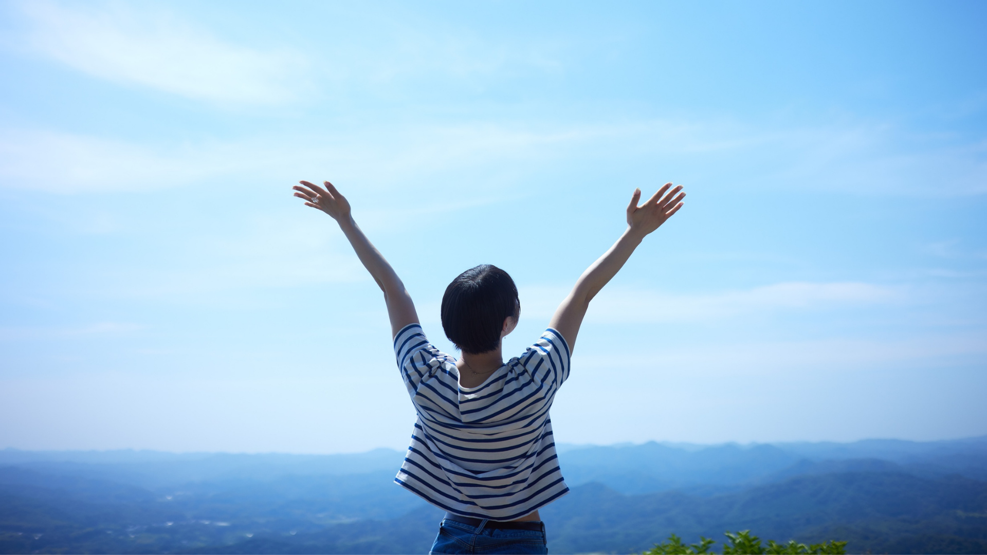 Woman looking toward an open horizon, representing personal reinvention, growth and new possibilities